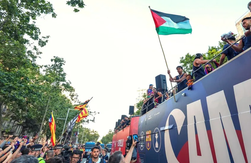 رئيس وزراء إسبانيا ردا على وزير الدفاع الإسرائيلي: نفخر بلامين جمال لرفعه العلم الفلسطيني